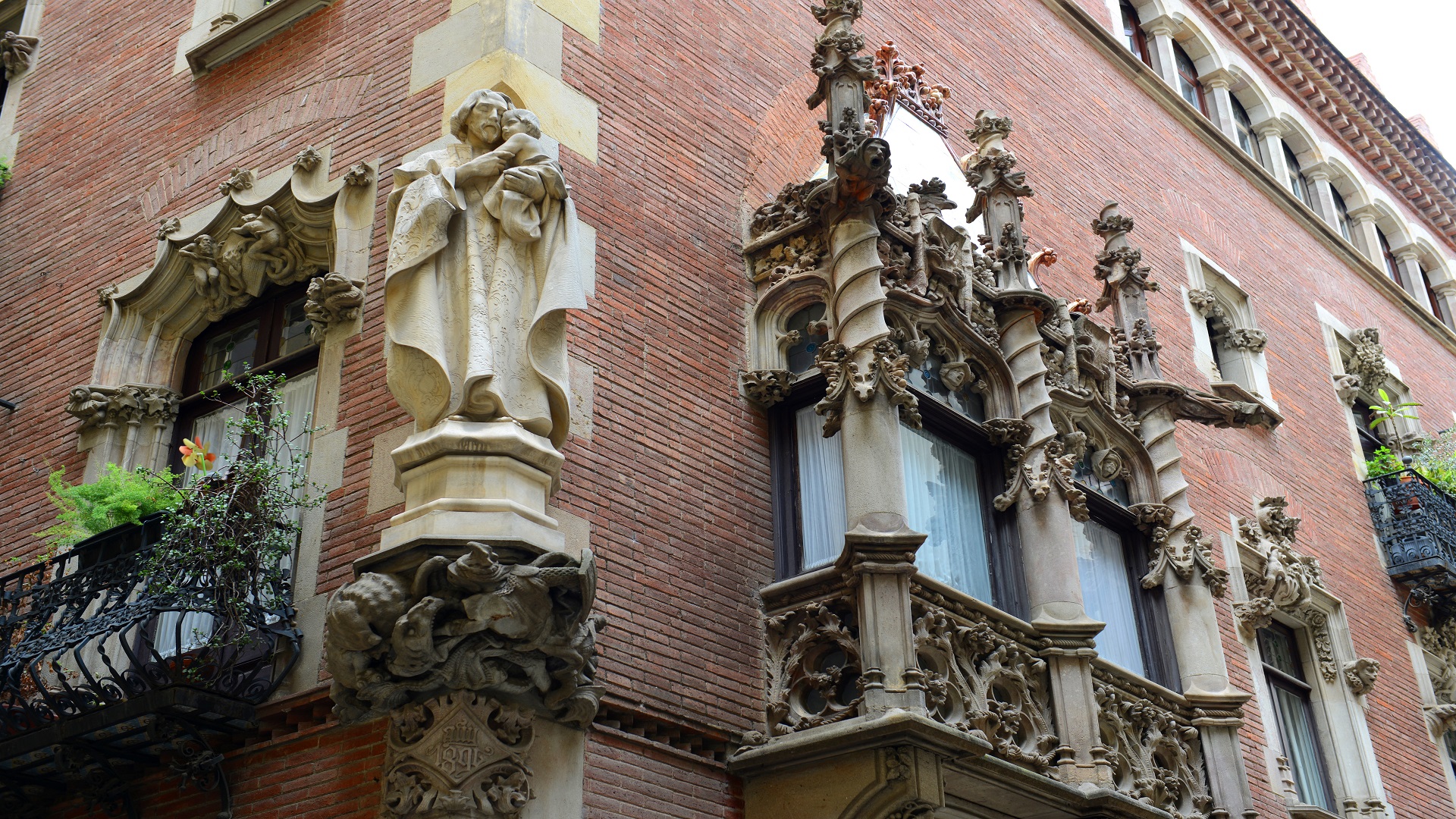 Barcelona's Charming El Born neighbourhood - Private Live Virtual Experience