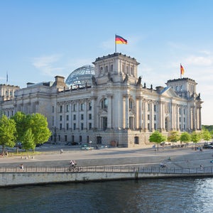 Deluxe Berlin: Car Tour with a Meal at Reichstag, Wine & Chocolate Tastings